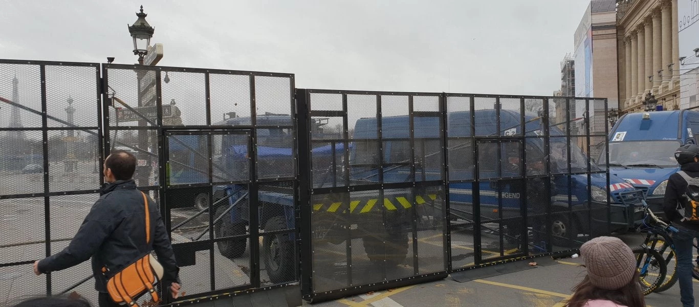 Παρίσι: «Αύρες» της γαλλικής χωροφυλακής καθαρίζουν οδοφράγματα (βίντεο)